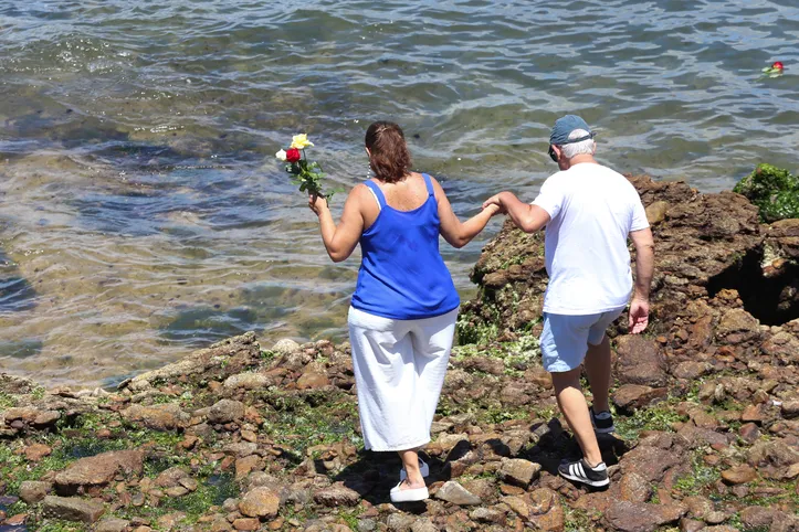 Imagem ilustrativa da imagem Festa de Iemanjá: como idosos podem aproveitar com saúde e segurança?