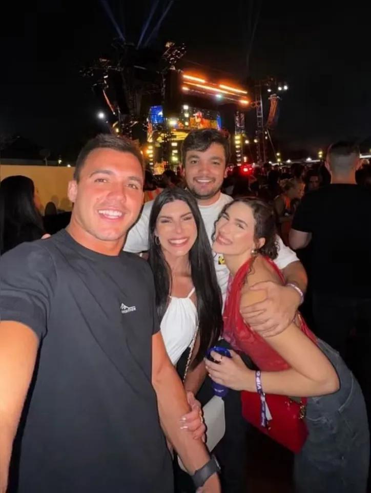 Post de Lívian com namorado e amigos