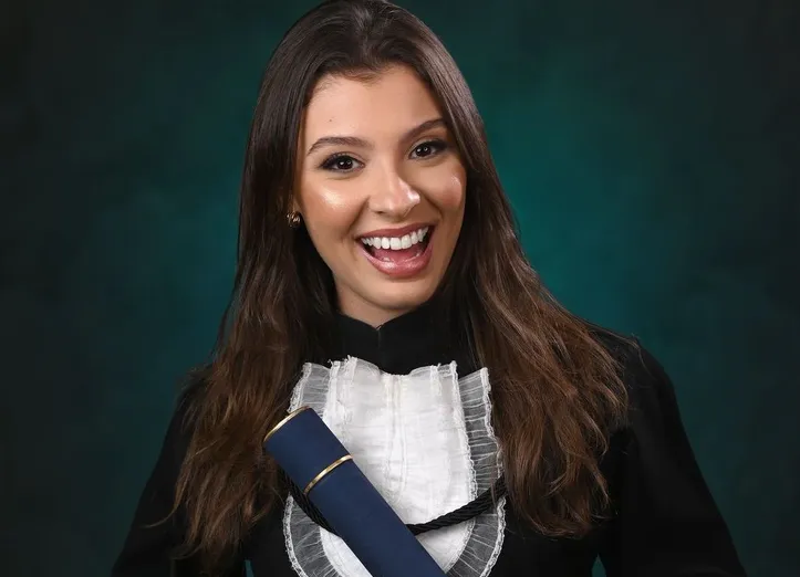 Clara radiante com a formatura e dá início a uma nova etapa profissional