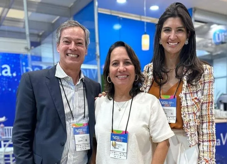 Mauro Rocha, Cinthya Medeiros da ATcom e Amanda Vasconcelos, presidente da Abase