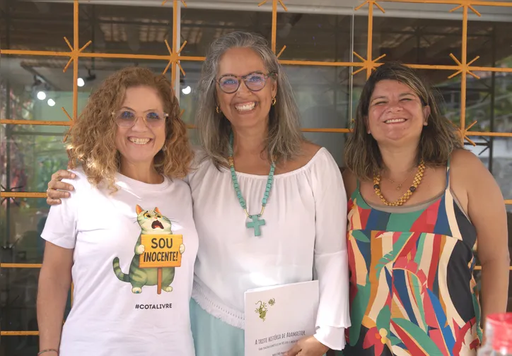 Maria João com Cláudia e Carol: livro infantil