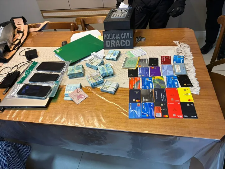 Imagem ilustrativa da imagem Fraude em licitações: operação afasta servidores e bloqueia R$ 2 milhões