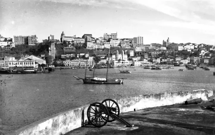 Foto de Salvador Antiga, provalmente da década de 30, quando já estava construido o Palace Hotel (1934, à direita, na cumeada).
Na foto do bairro do Comércio e parte da Cidade Alta, vistos do Forte de São Marcelo, tendo ao fundo o Elevador Lacerda e Mercado Modelo