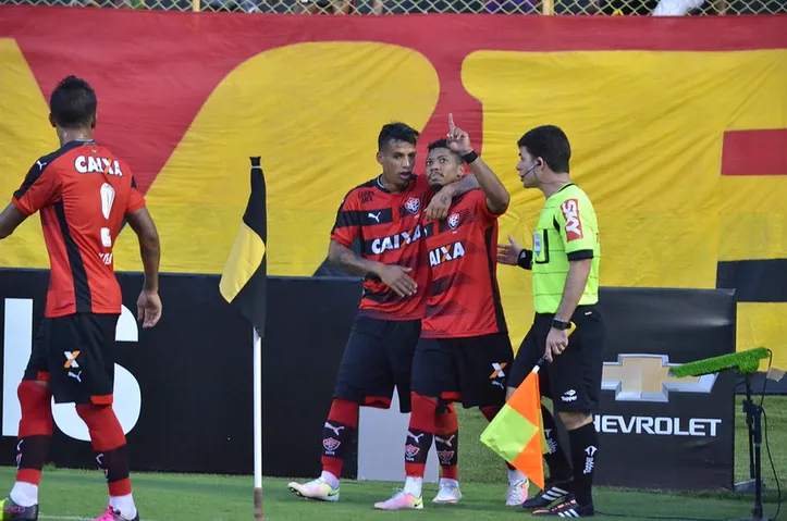 Marinho comemora gol pelo Vitória em 2016