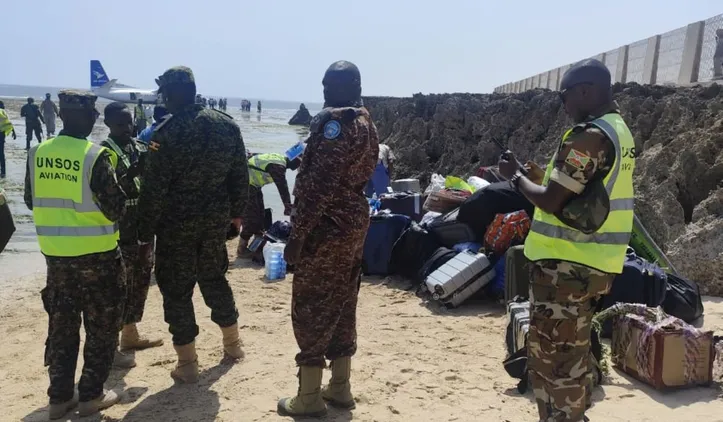 Imagem ilustrativa da imagem Imagens mostram evacuação de passageiros após queda de avião