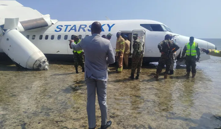 Imagem ilustrativa da imagem Imagens mostram evacuação de passageiros após queda de avião