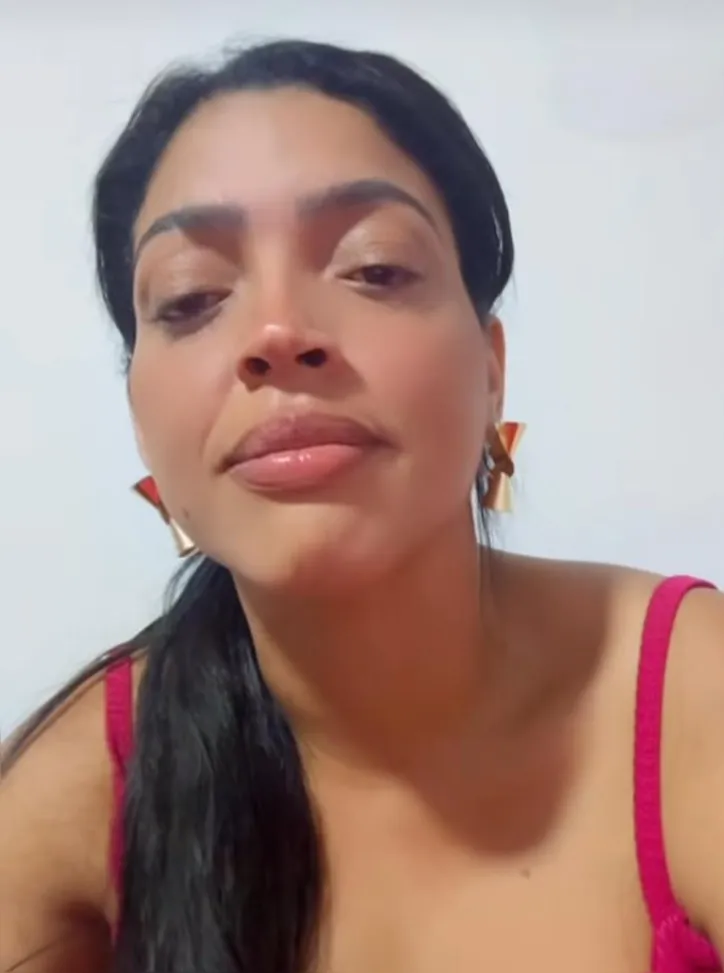 Manu passeava com o filho, quando teve o seio apertado pelo homem