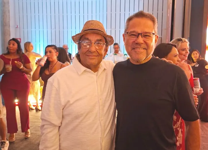 João Osmário e Marcel Barros, CEO da Tirolez em dia de comemoração