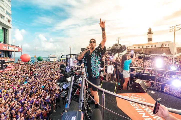 Felipe Pezzoni conduz a folia com energia contagiante e conexão total com o público