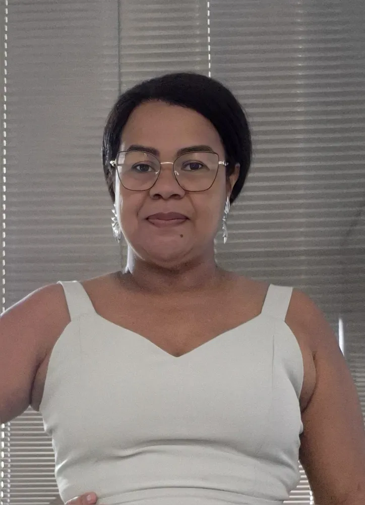 A contadora Andrea Carvalho orienta MEIs sobre regularização de débitos