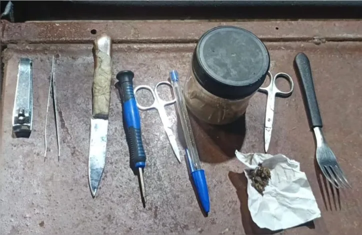 Drogas também foram apreendidas