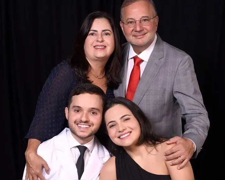 Gustavo celebra a conquista ao lado dos pais, Luciana e Fábio, e a irmã, Letícia, parceiros de toda a caminhada