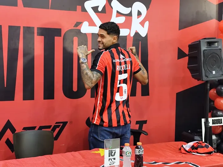 Zagueiro em apresentação no Vitória