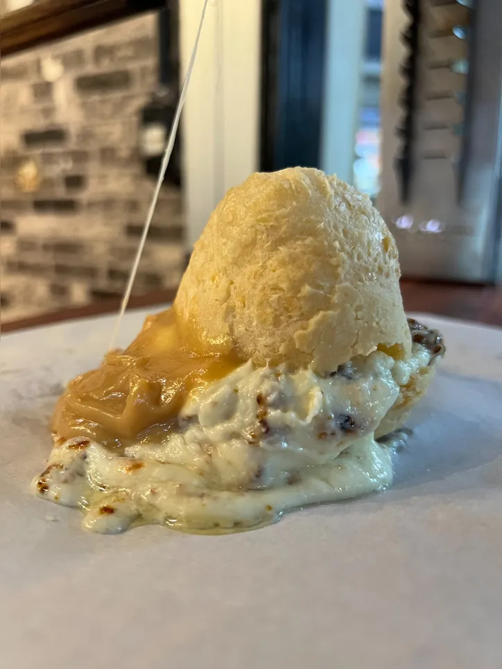 Pão de queijo recheado da Oxe