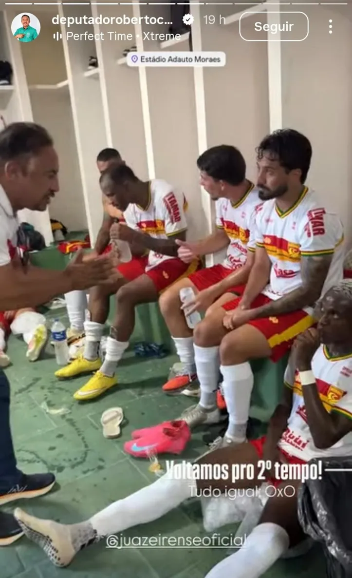 Roberto Carlos no vestiário da Juazeirense no intervalo do jogo contra o Bahia