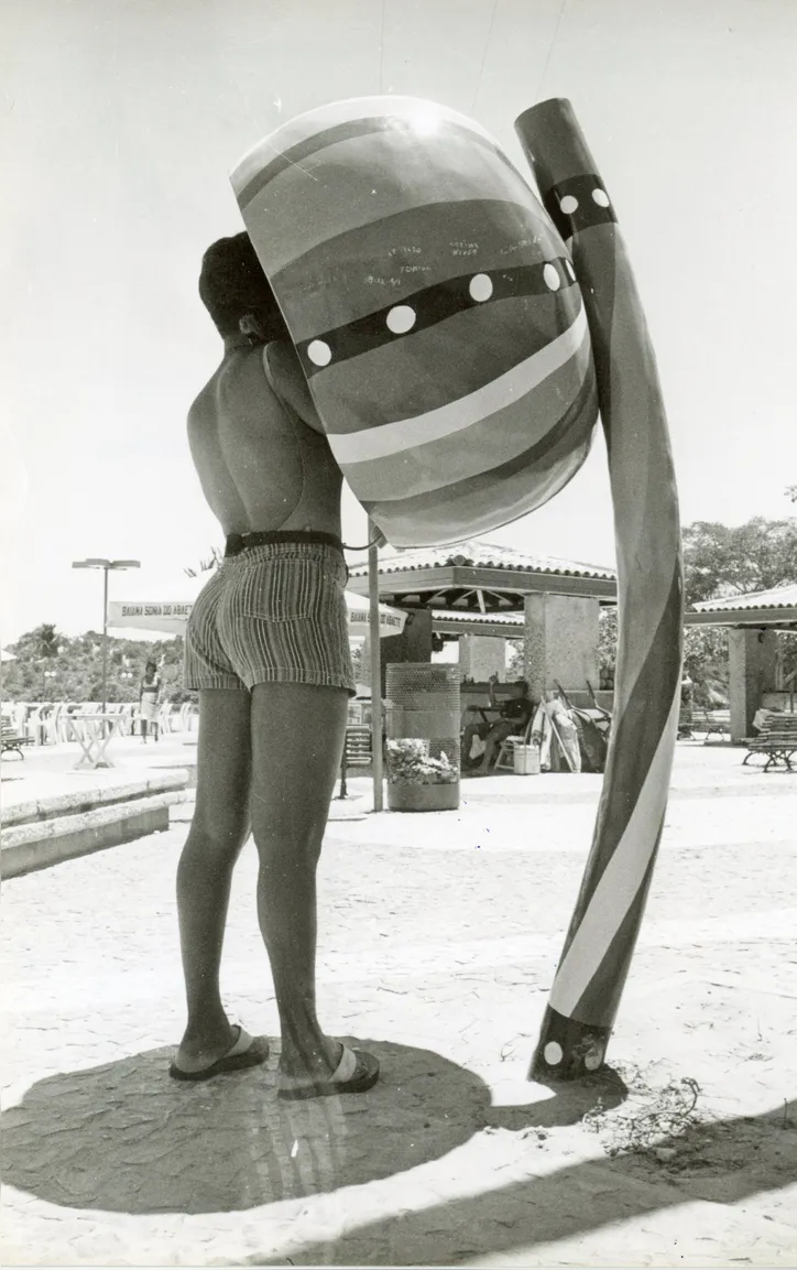 Orelhão em formato de berimbau no Abaeté. Escultura é de Bel Borba