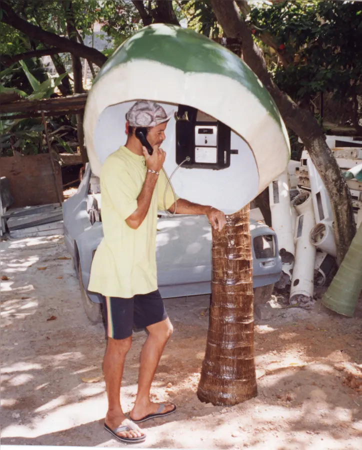 Orelhão em formato de Coco Verde. A escultura é de Bel Borba