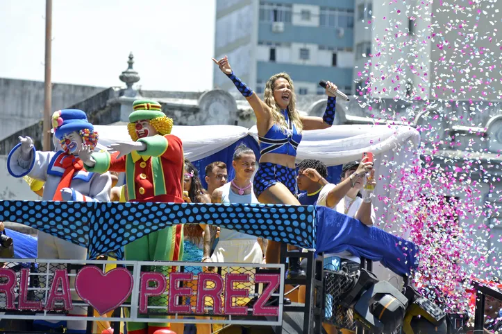 Carla Perez no bloco Algodão Doce e foliões