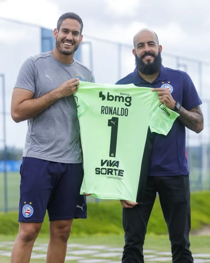 Ronaldo herdando a camisa 1 de Danilo Fernandes