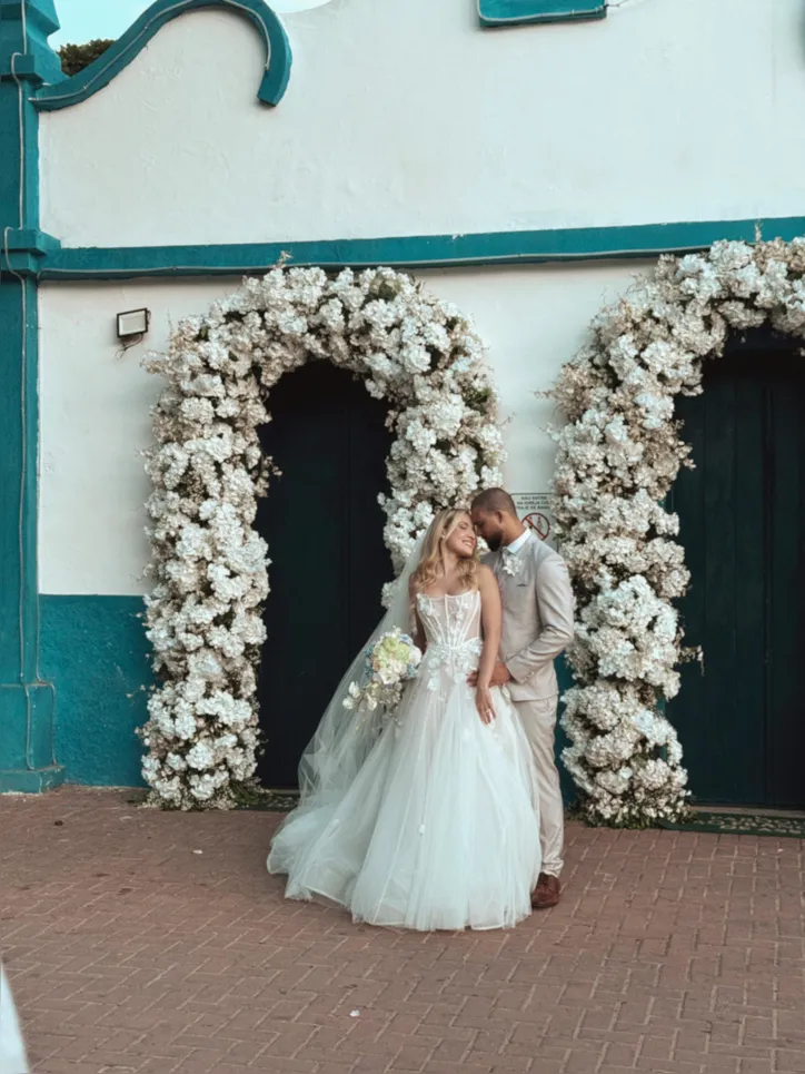 Erika Martinez Ribeiro e Adriano Carvalho se casam na Praia do Forte