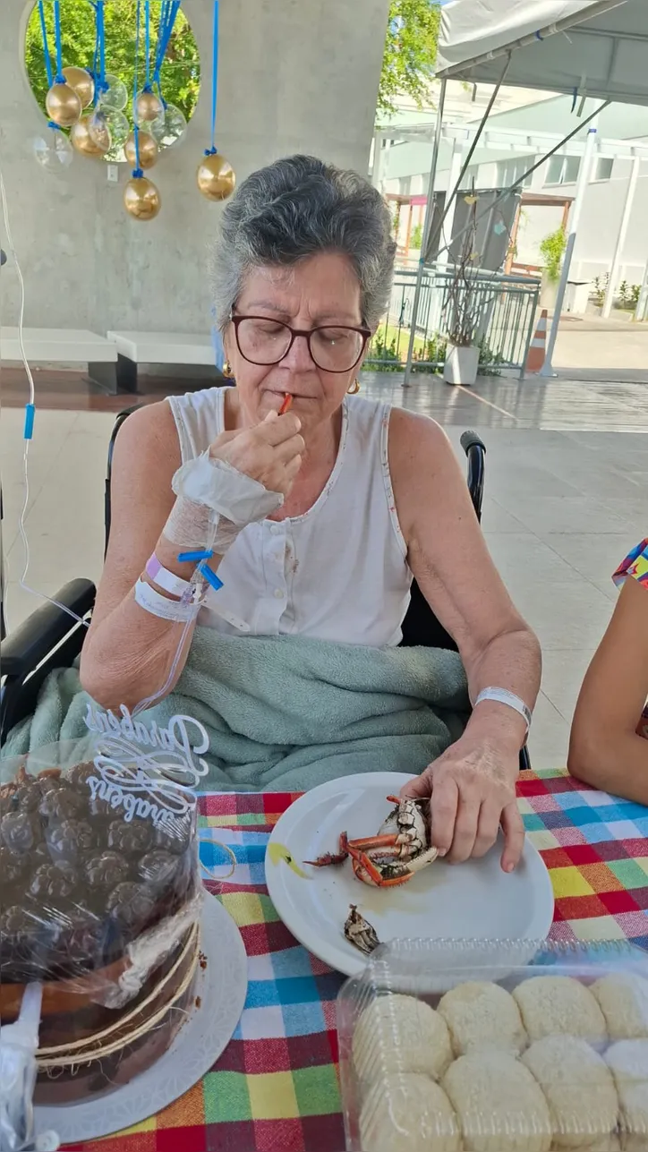 D. Iaracy degusta caranguejo no hospital, duas semanas antes de falecer.
