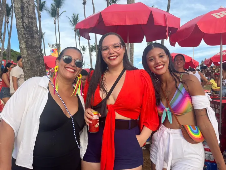 Vanessa aparece ao centro e Maria Luisa está à direita da foto