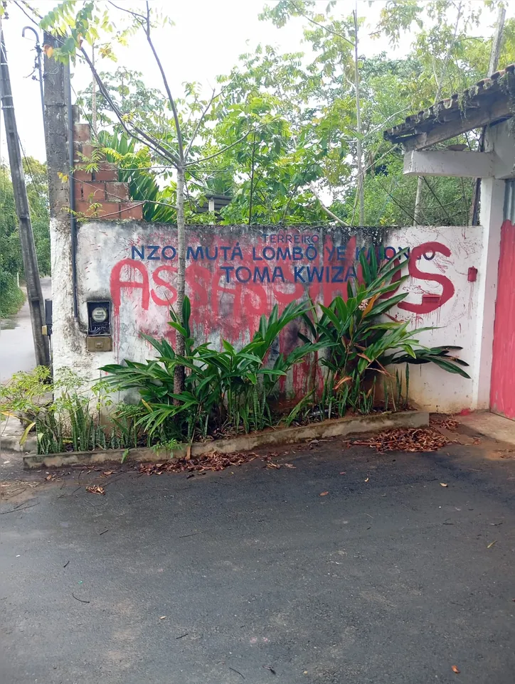 Fachada do terreiro foi pichado com a palavra Assassinos