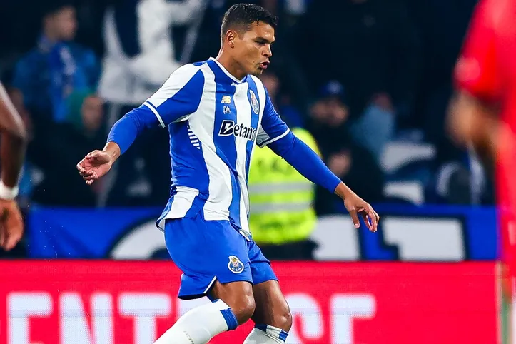 Thiago Silva em campo pelo Porto