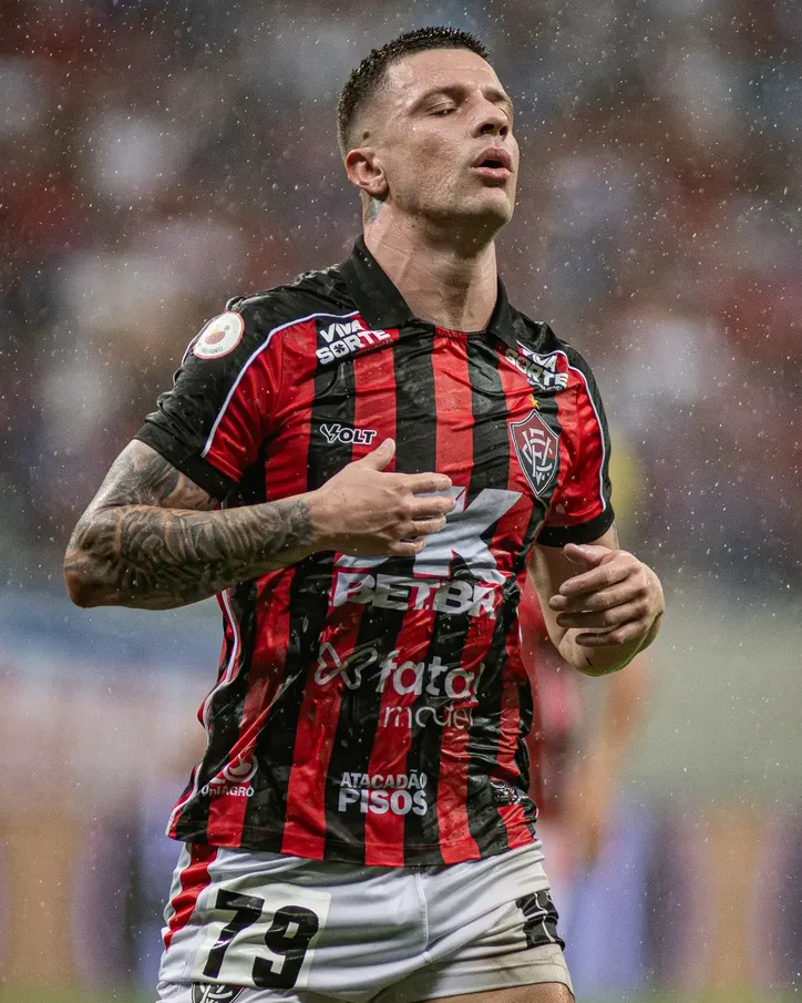 Renato Kayzer em campo pelo Vitória