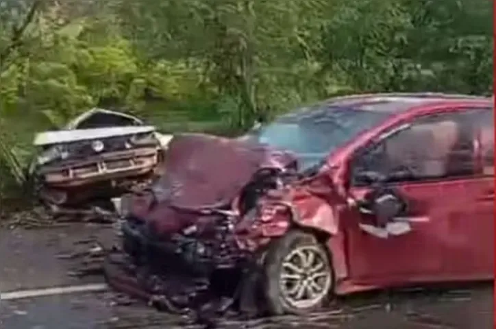 Veículo onde as vítima estavam foi atingido por esse carro vermelho