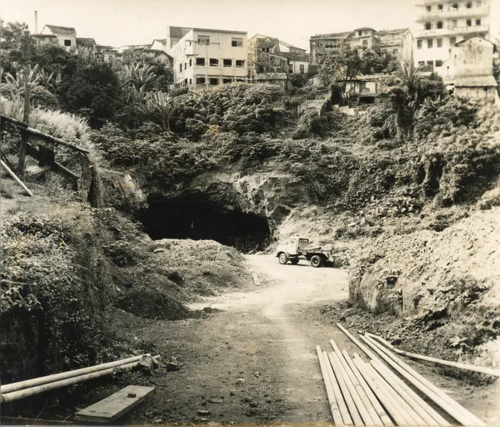 Início das obras do Túnel Américo Simas nos anos 1950