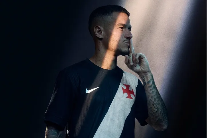 Coutinho em apresentação do novo uniforme do Vasco