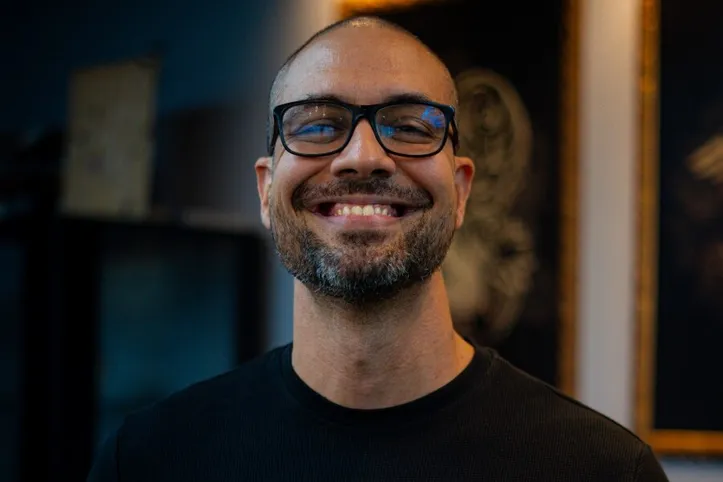 Dudu Petersen é especialista em tatuagem e fundador do Studio Petersen