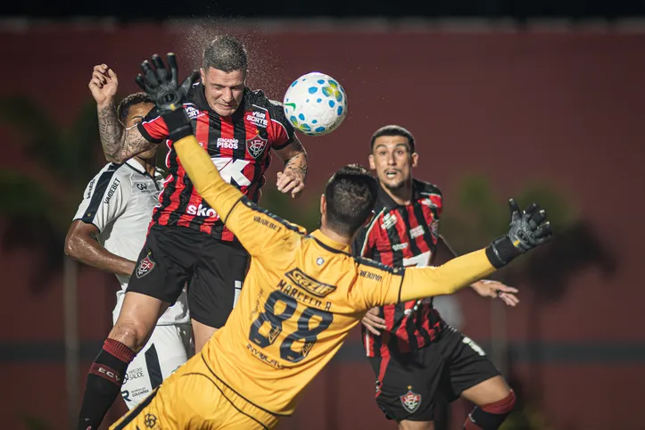 Imagem ilustrativa da imagem Vitória joga bem e vence o Remo por 2 a 0 na estreia do Brasileirão
