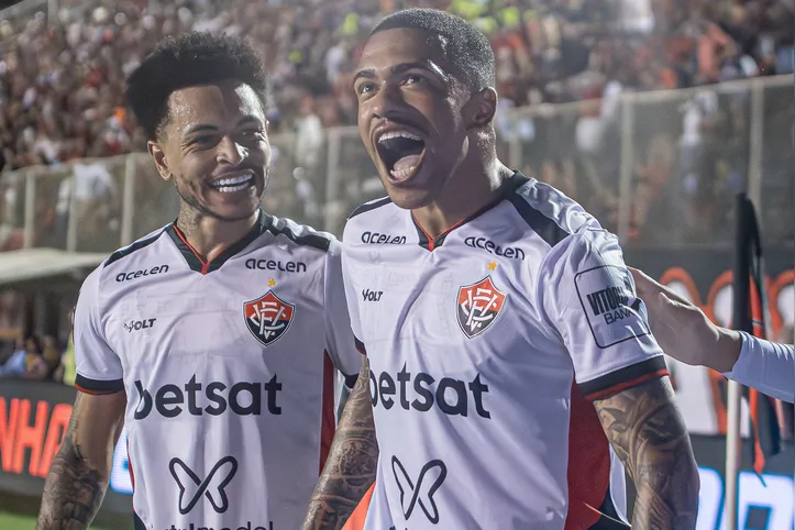 Lucas Esteves comemorando gol pelo Vitória