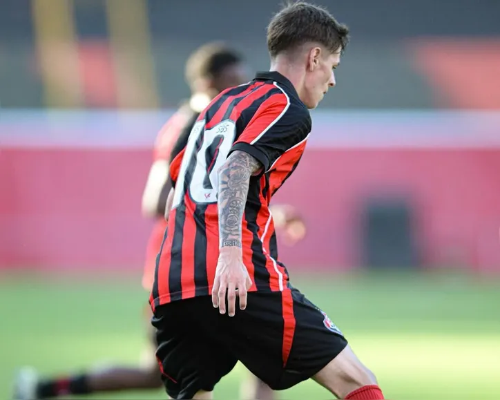 Alejandro Almaraz em campo pelo Vitória