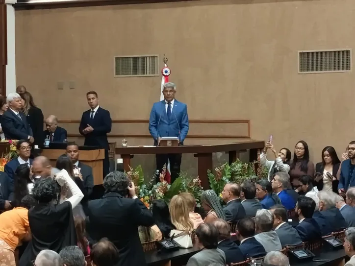 Governador Jerônimo Rodrigues durante discurso na Alba