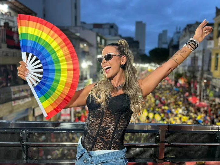 Imagem ilustrativa da imagem Xanddy Harmonia emociona multidão em retorno histórico às Muquiranas