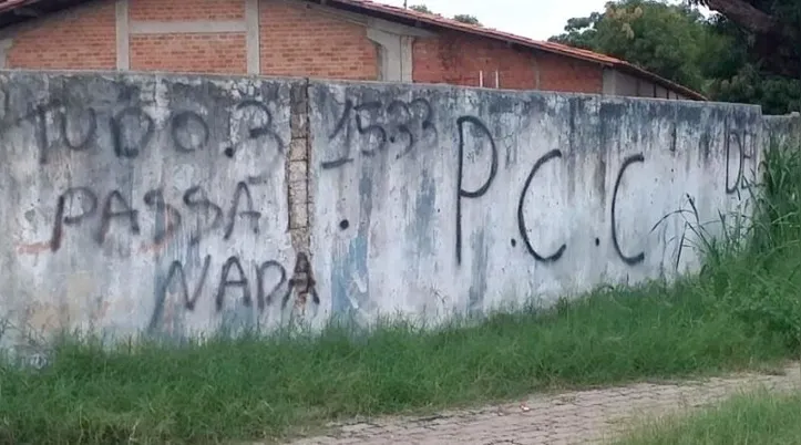 Muro pixado Primeiro Comando da Capital (PCC)