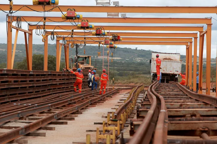 Obras da  Ferrovia de Integração Oeste-Leste