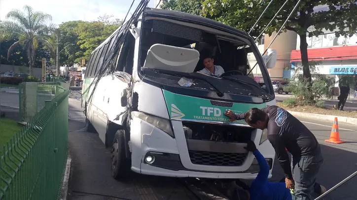Acidente com micro-ônibus no Costa Azul