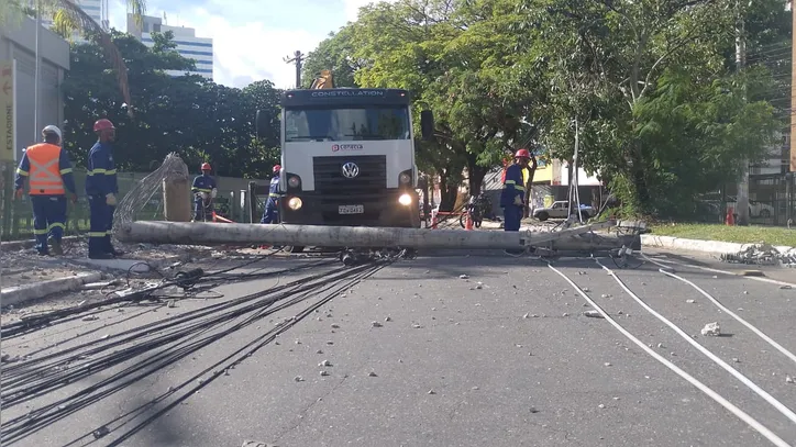 Acidente com micro-ônibus no Costa Azul