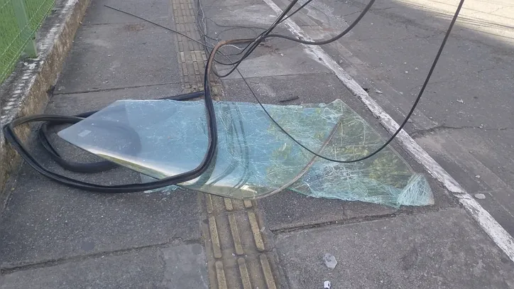 Para-brisa do Micro-ônibus após acidente