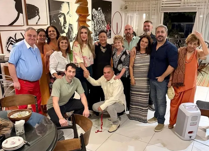 Amigos brindam a felicidade de Ivan Ito