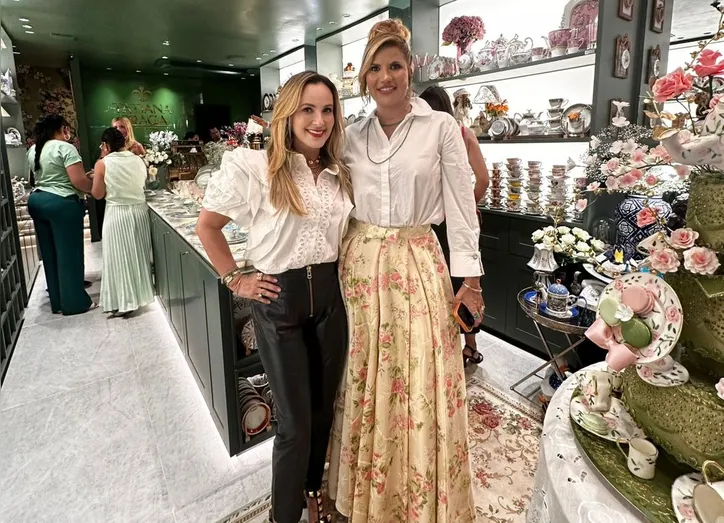 Claudia Belfort foi abraçar a amiga Tatiana Fraga na inauguração da sua loja no Shopping Paseo