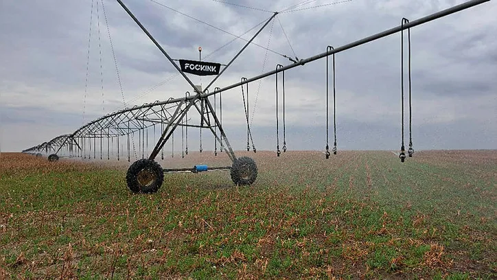 Irrigação sustentável compreende o uso eficiente e responsável da água no agronegócio na fazenda Santa Isabel, em Luís Eduardo Magalhães