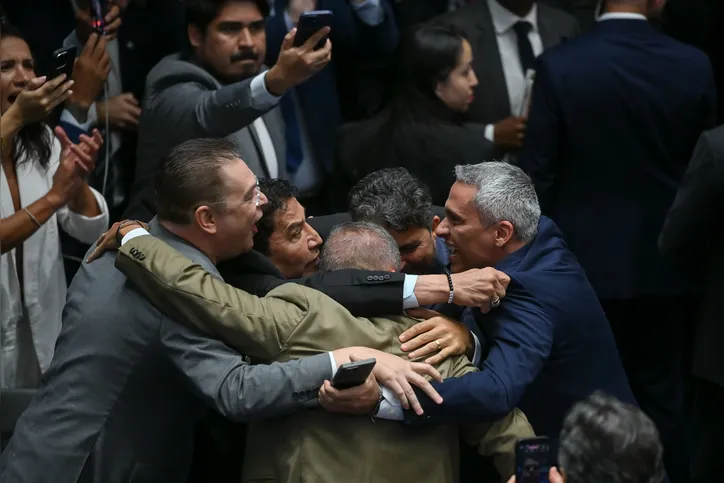 Senadores bolsonaristas comemoram derrota de Messias