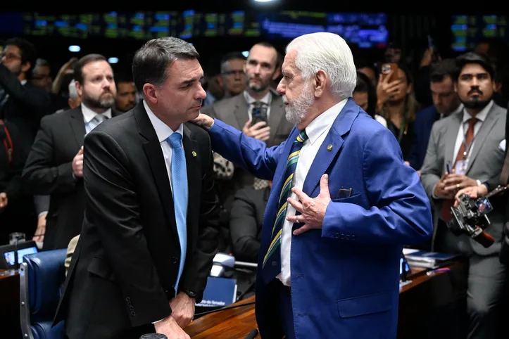 Flávio Bolsonaro (PL) conversa com Jaques Wagner (PT) durante votação