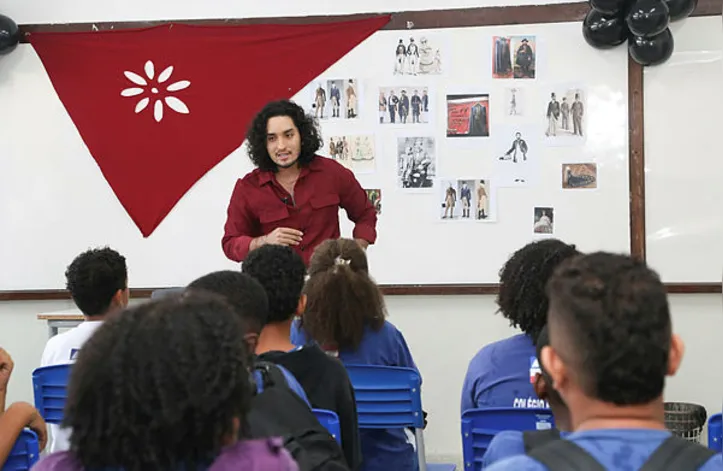Colégio Estadual Clarice Santiago dos Santos fomenta a conscientização com o “Maio Antirracista”