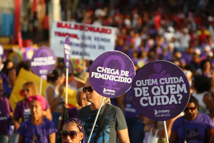 Mulheres caminham pela avenida Sete de Setembro contra o feminicídio